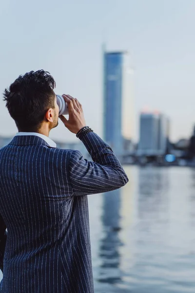 Giovane Uomo Affari Città Beve Caffè Mattutino Chiamate Smartphone — Foto Stock