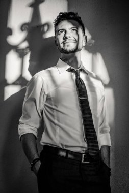 Genç iş adamı dışarıda çalışıyor. Meslek hayatı tarzı.