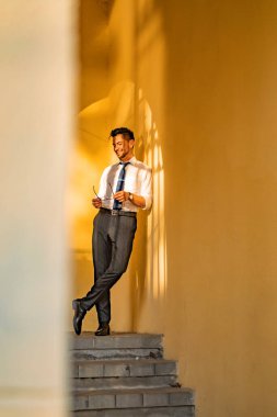 Genç iş adamı dışarıda çalışıyor. Meslek hayatı tarzı.