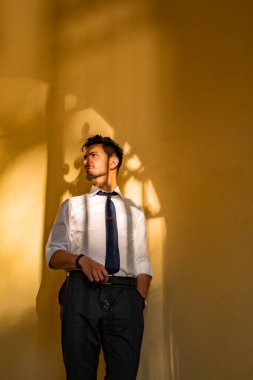 Genç iş adamı dışarıda çalışıyor. Meslek hayatı tarzı.