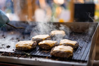 Hamburgerler için et pirzolası hazırlama süreci. Çizburger pirzolası.