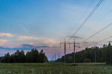 Manzaralı manzara, günbatımında tarla