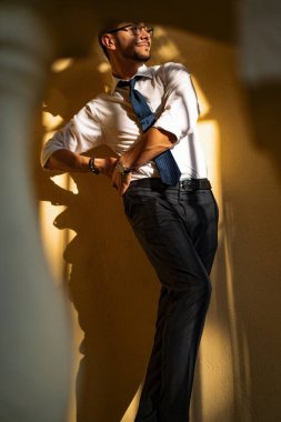 Genç iş adamı dışarıda çalışıyor. Meslek hayatı tarzı.