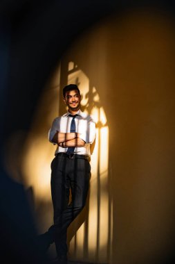 Genç iş adamı dışarıda çalışıyor. Meslek hayatı tarzı.