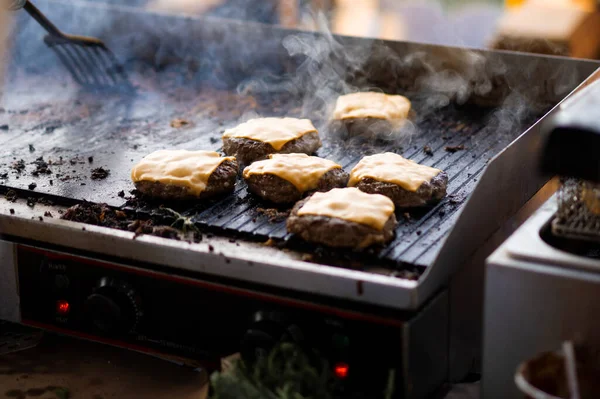 ハンバーガーのための肉カツの調製の焼きプロセス チーズバーガーカツ — ストック写真