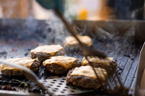 Processo Grelhar Preparar Costeletas Carne Para Hambúrgueres Costeleta Cheeseburger — Fotografia de Stock