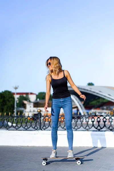 Vacker Ung Skater Kvinna Som Rider Hennes Longboard Staden Snygg — Stockfoto