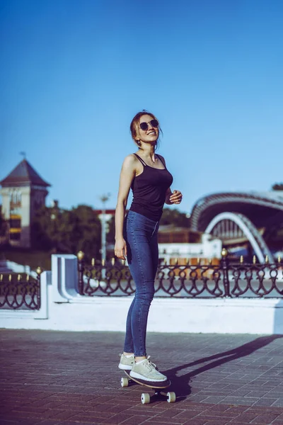 Bonita Jovem Skatista Montando Seu Longboard Cidade Menina Elegante Passeios — Fotografia de Stock