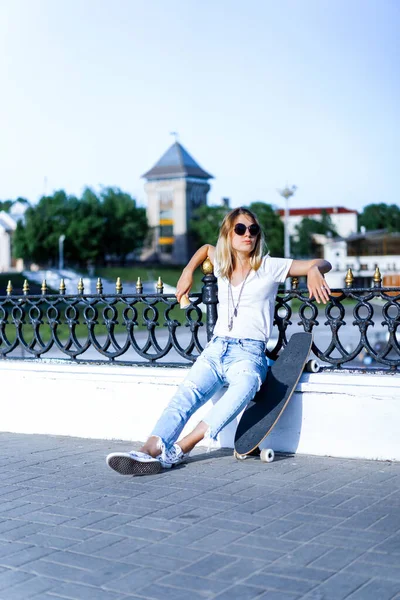 Beautiful Sexy Girl Sitting Skateboard Eating Ice Cream — Stock Photo, Image