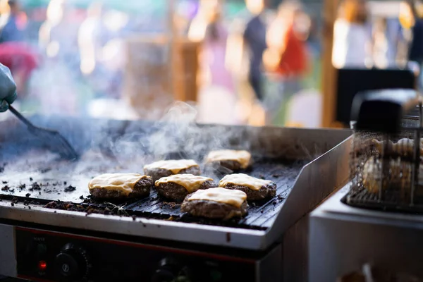 Proceso Asar Parrilla Preparar Chuletas Carne Para Hamburguesas Chuleta Hamburguesa —  Fotos de Stock