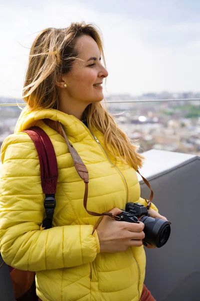 Frau Auf Einer Reise Fotografiert Die Stadt Aus Der Höhe — Stockfoto