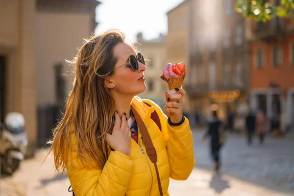 若い女性の観光客 アイスクリームを食べて 笑って 明るい晴れた日 観光カメラ — ストック写真