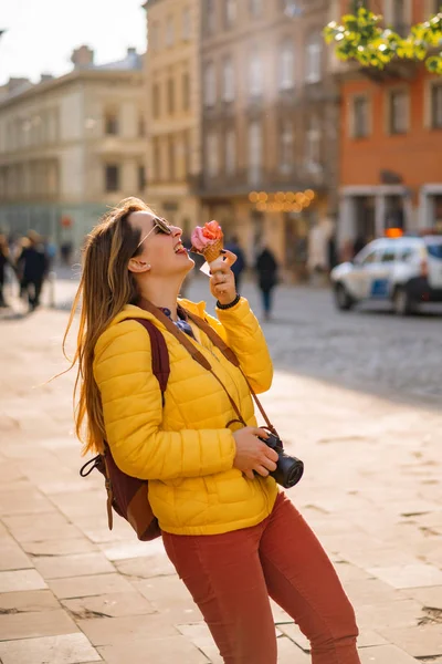 Jonge Vrouw Toerist Eten Ijs Gelukkig Lachen Heldere Zonnige Dag — Stockfoto
