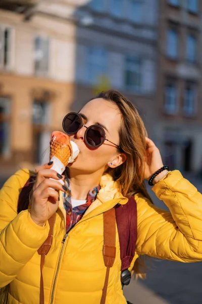 Mladá Žena Turista Jíst Zmrzlinu Šťastný Smích Jasný Slunečný Den — Stock fotografie