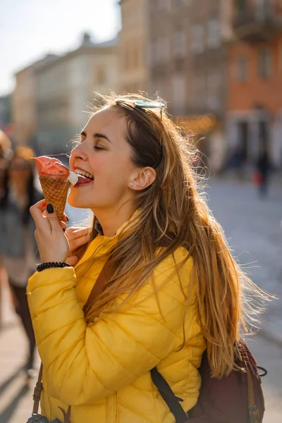 Joven Turista Comiendo Helado Feliz Riendo Día Soleado Brillante Cámara —  Fotos de Stock