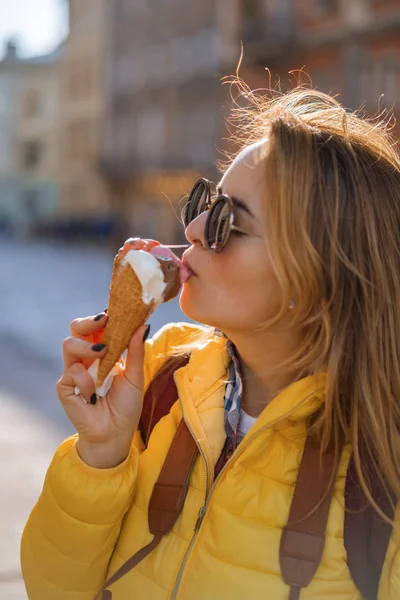 年轻女性游客 吃冰淇淋 阳光灿烂的日子 旅游相机 — 图库照片