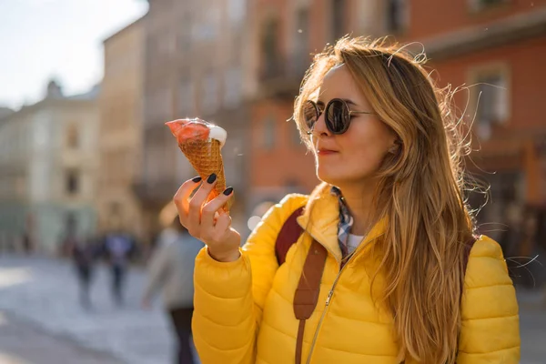 Ung Kvinna Turist Äta Glass Glad Skrattar Ljusa Soliga Dag — Stockfoto