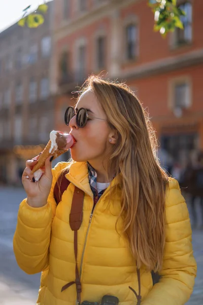 Νεαρή Γυναίκα Τουρίστρια Τρώει Παγωτό Χαρούμενος Γέλιο Φωτεινή Ηλιόλουστη Μέρα — Φωτογραφία Αρχείου
