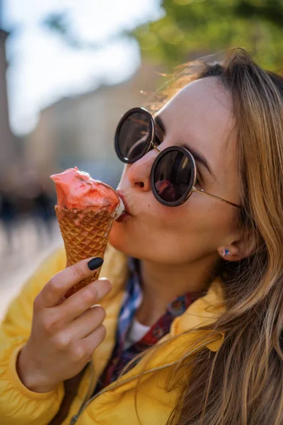 Jonge Vrouw Toerist Eten Ijs Gelukkig Lachen Heldere Zonnige Dag — Stockfoto