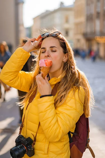 Ung Kvinna Turist Äta Glass Glad Skrattar Ljusa Soliga Dag — Stockfoto