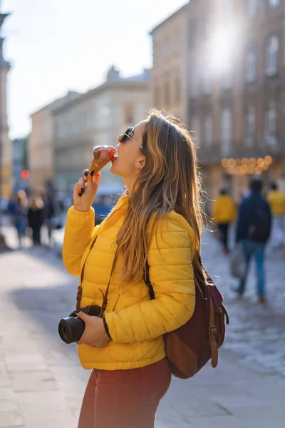 Ung Kvinna Turist Äta Glass Glad Skrattar Ljusa Soliga Dag — Stockfoto
