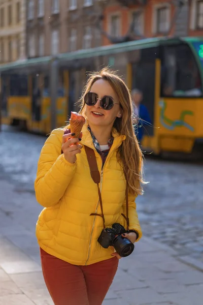 Jonge Vrouw Toerist Eten Ijs Gelukkig Lachen Heldere Zonnige Dag — Stockfoto