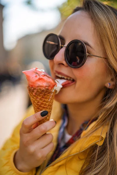 Jonge Vrouw Toerist Eten Ijs Gelukkig Lachen Heldere Zonnige Dag — Stockfoto