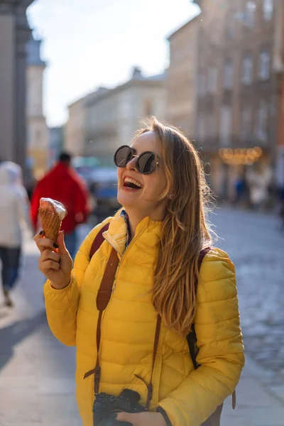 Молода Жінка Турист Їсть Морозиво Щасливий Сміється Яскравий Сонячний День — стокове фото