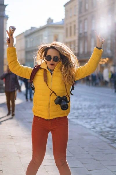 Giovane Donna Turista Mangiare Gelato Felice Ridere Luminosa Giornata Sole — Foto Stock