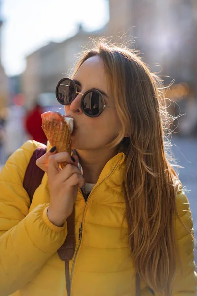 Jonge Vrouw Toerist Eten Ijs Gelukkig Lachen Heldere Zonnige Dag — Stockfoto