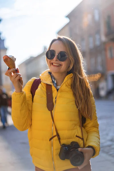 Ung Kvinna Turist Äta Glass Glad Skrattar Ljusa Soliga Dag — Stockfoto