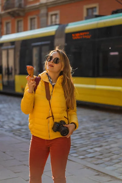 Jonge Vrouw Toerist Eten Ijs Gelukkig Lachen Heldere Zonnige Dag — Stockfoto