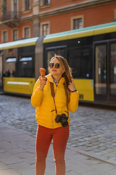 Ung Kvinna Turist Äta Glass Glad Skrattar Ljusa Soliga Dag — Stockfoto