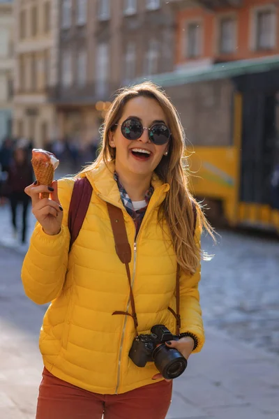 Jonge Vrouw Toerist Eten Ijs Gelukkig Lachen Heldere Zonnige Dag — Stockfoto