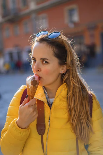 Jovem Turista Comer Sorvete Feliz Rindo Dia Ensolarado Brilhante Câmera — Fotografia de Stock