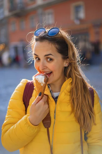 Genç Bayan Turist Dondurma Yiyor Mutlu Gülüyor Güneşli Bir Gün — Stok fotoğraf