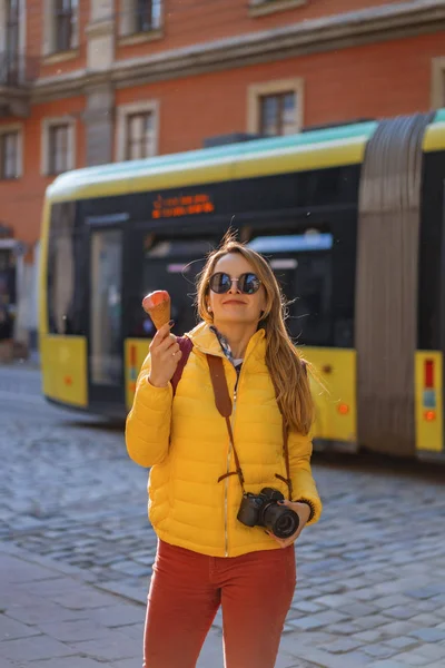 Jonge Vrouw Toerist Eten Ijs Gelukkig Lachen Heldere Zonnige Dag — Stockfoto