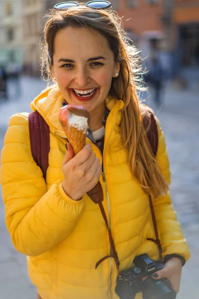 Jovem Turista Comer Sorvete Feliz Rindo Dia Ensolarado Brilhante Câmera — Fotografia de Stock