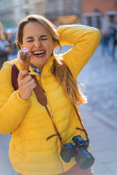 若い女性の観光客 アイスクリームを食べて 笑って 明るい晴れた日 観光カメラ — ストック写真