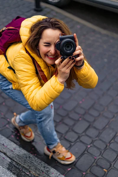 Jonge Vrouw Toerist Maakt Foto Een Reis Een Vrouw Met — Stockfoto