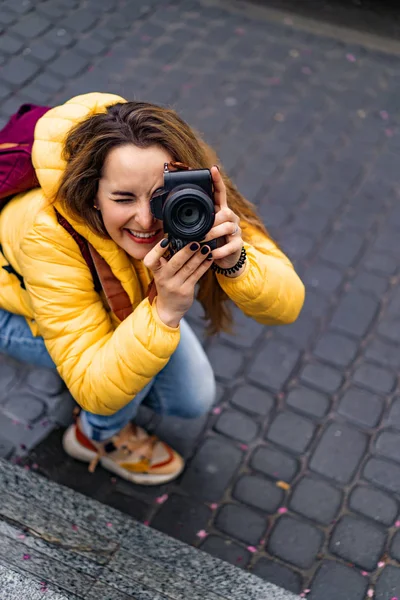 Junge Touristin Fotografiert Auf Einer Reise Eine Frau Mit Einer — Stockfoto