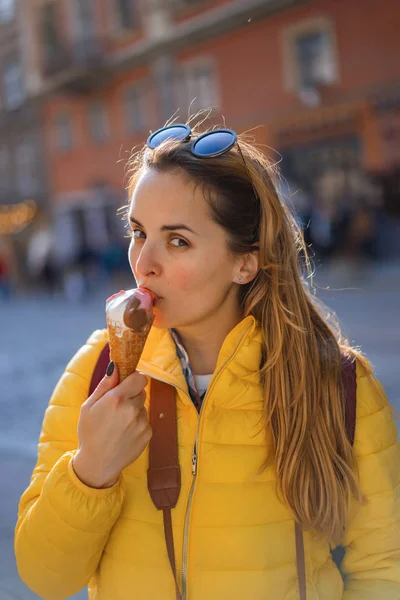 Молода Жінка Турист Їсть Морозиво Щасливий Сміється Яскравий Сонячний День — стокове фото