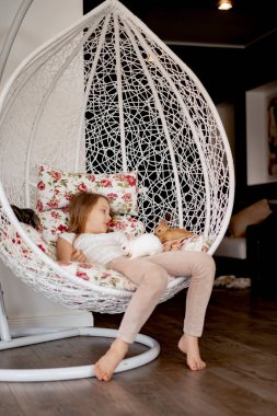 Çocuklar paskalya tavşanlarıyla oynarlar.