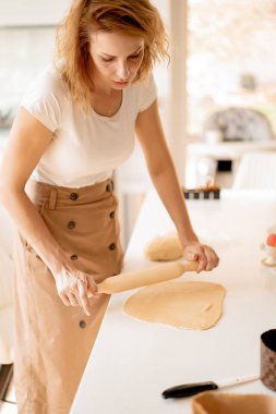 Genç bayan Paskalya pastasını kurutulmuş meyve ve kuru üzümle hazırlıyor.