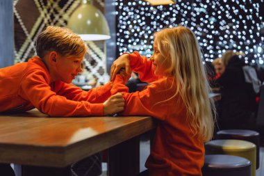 Şenlikli bir çelenk, yeni yıl ışıkları ve çocukların arka planında....