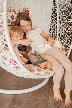 Çocuklar paskalya tavşanlarıyla oynarlar.