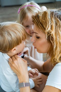 Çocuklu genç anne, sabahları kucaklaşarak toplanıyor.