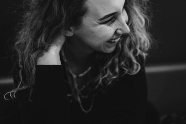 siyah ve beyaz kıvırcık saçlı güzel bir kadın,