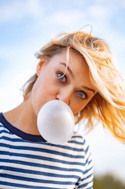 Şık, genç bir kız. Açık havada aktif bir duygusal portre 