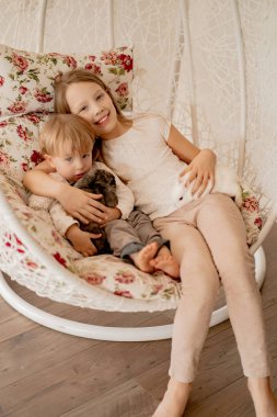 Çocuklar paskalya tavşanlarıyla oynarlar.